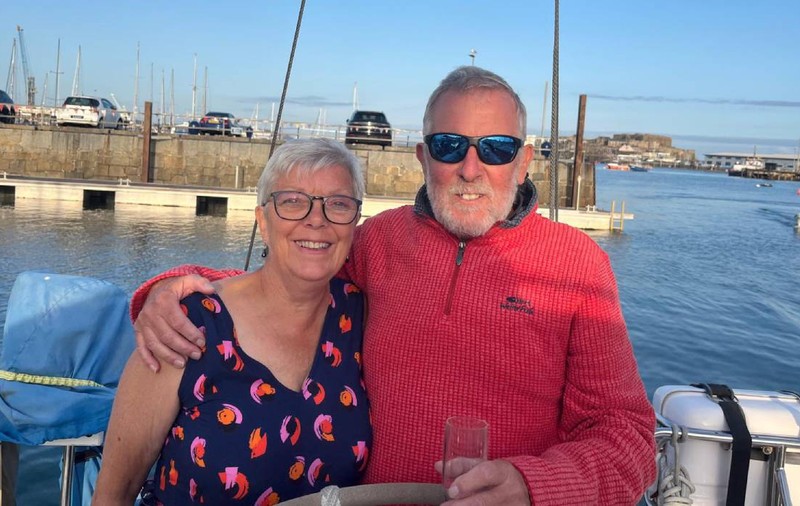 Un cuplu de pensionari britanici povestește momentul în care nava rusească a tras focuri lângă iahtul lor: „A fost suprarealist”