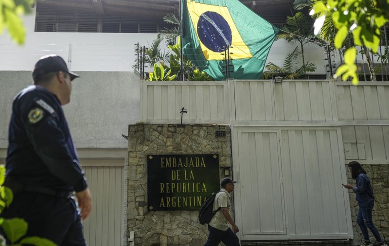 Forțele de securitate din Venezuela au înconjurat Ambasada Argentinei, unde șase opozanți ai lui Nicolas Maduro sunt refugiați din martie
