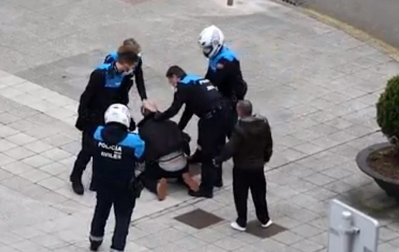 VIDEO / Român scandalagiu, imobilizat de polițiștii spanioli, în aplauzele celor care au asistat la scenă