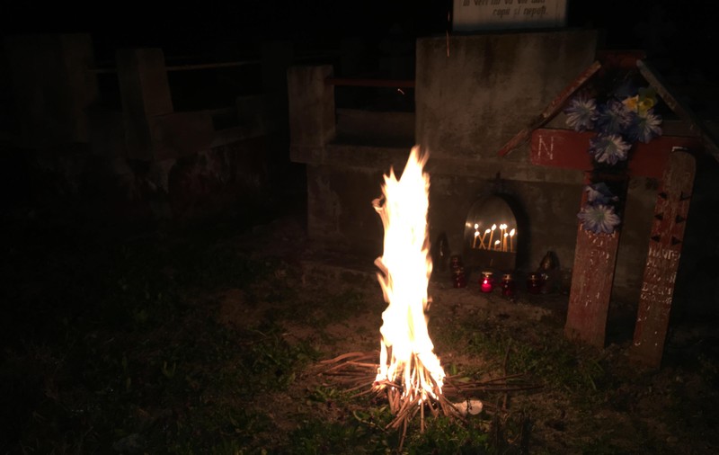 REPORTAJ/Doljenii pomenesc morții de Joimari cu foc și apă. Aprind focuri în cimitire ca să le țină de cald spiritelor