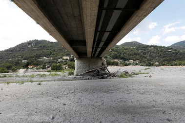 În albia râului Var din Saint-Martin-du-Var sunt zone în care apa a dispărut în totalitate din cauza secetei și a temperaturilor ridicate. | Foto: EPA