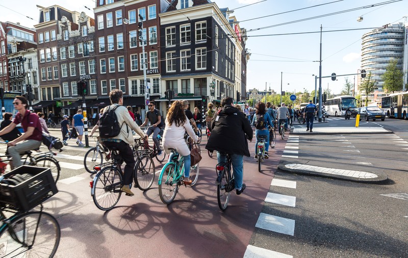 Orașele Amsterdam și Rotterdam își vor ajuta cetățenii să scape de datorii. Nu trebuie să facă nici măcar o cerere