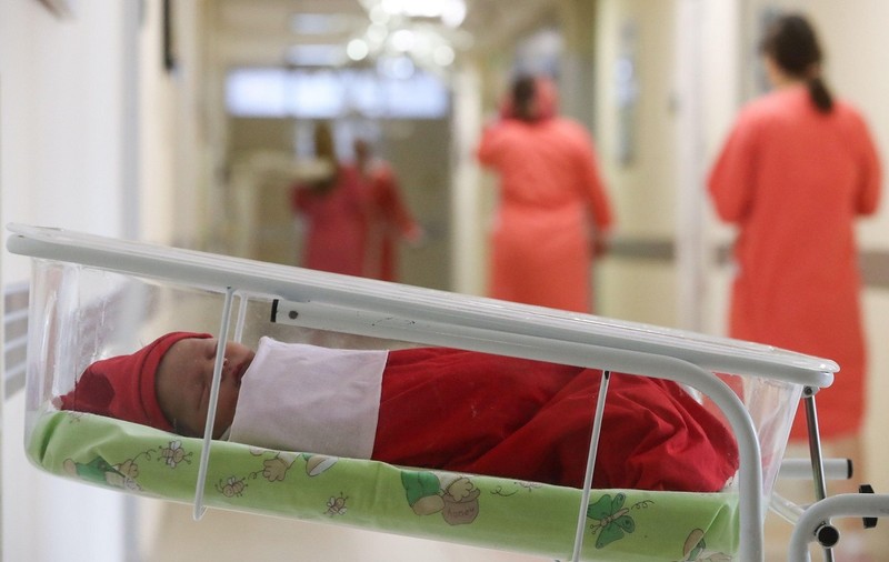 O mamă își dă bebelușul pentru adopție, după ce a aflat că bărbatul cu care s-a culcat de 10 ori ca să rămână gravidă nu e cine i-a spus