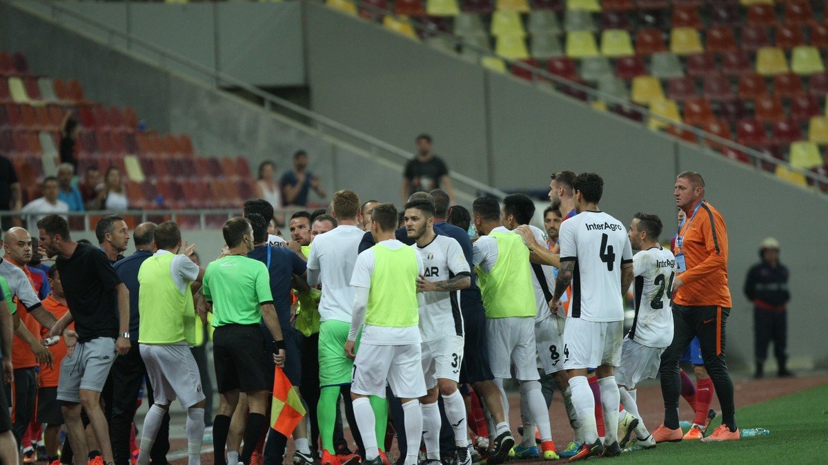 JucătoriiAstrei (în alb) și-au încasat o parte din datorii