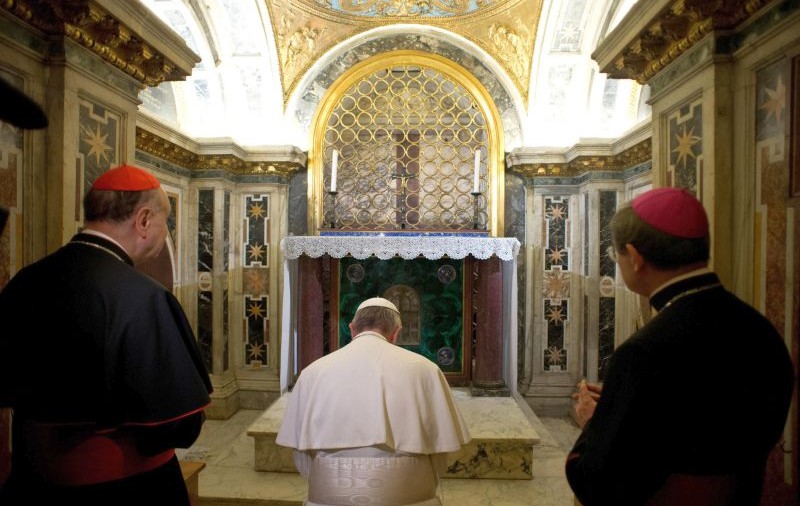 Papa Francisc s-a rugat la mormântul Sfântului Petru - FOTO