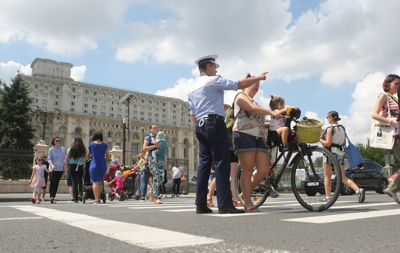 FOTO&VIDEO/ Protest al mamelor la Palatul Parlamentului. Au traversat încontinuu pe o trecere de pietoni din zona Parcului Izvor