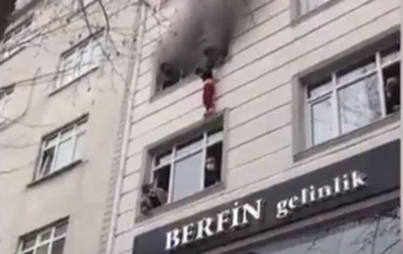 Salvare dramatică în Turcia: o mamă și-a aruncat copiii de la etajul 3 pentru a-i salva dintr-un incendiu. Aceștia au fost prinși cu pături