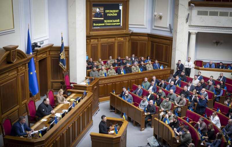 Un nou scandal de corupție la Kiev, izbucnit după plecarea lui Volodimir Zelenski în SUA. NABU acuză deputați că au constituit un „grup criminal organizat” și au luat mită
