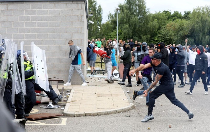 Noi violențe în Marea Britanie, după uciderea a trei fetițe: atacuri asupra unor hoteluri care găzduiesc imigranți. Guvernul anunță măsuri dure