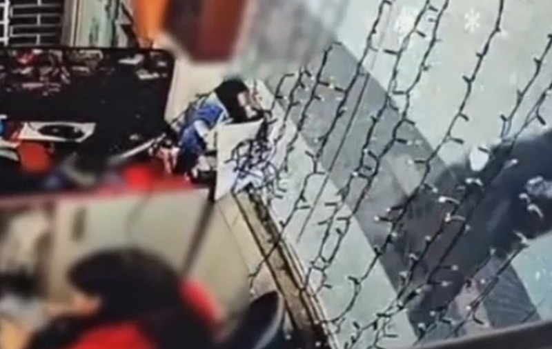 Furt în 5 secunde în amiaza mare în București, surprins de camera video. Hoțul care furase un telefon a fost prins
