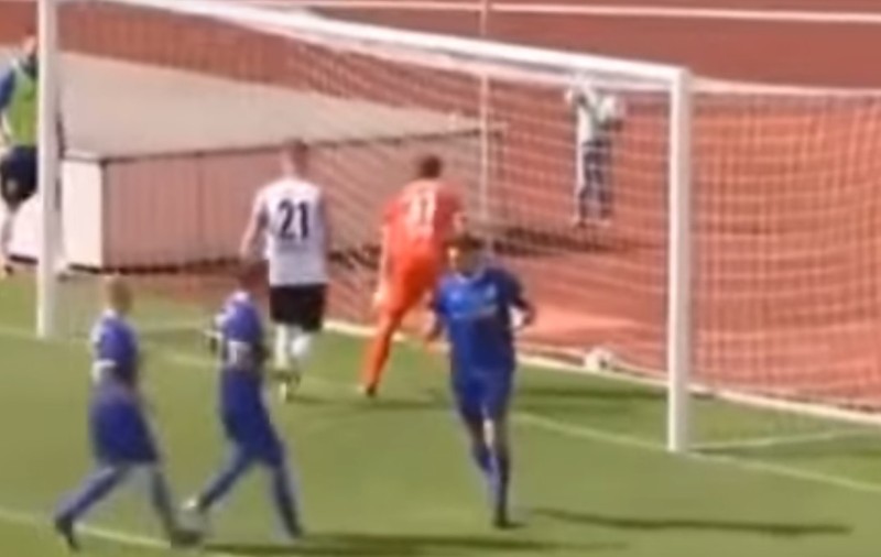 Cea mai ciudată execuție a unui penalty! A vrut să dea ”scăriță”, dar a ieșit altceva | VIDEO