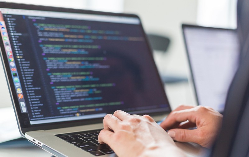 Cum poți preveni atacurile cibernetice pe un server de găzduire web România?