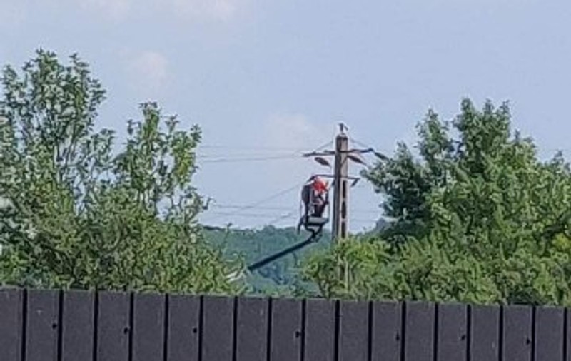 Un muncitor din Bacău a murit electrocutat în timp ce remedia o avarie produsă de vijelie
