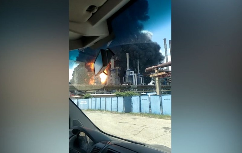 Imagini cutremurătoare din mașina care trece pe lângă Petromidia în flăcări: „Dă-i în față, că murim toți”