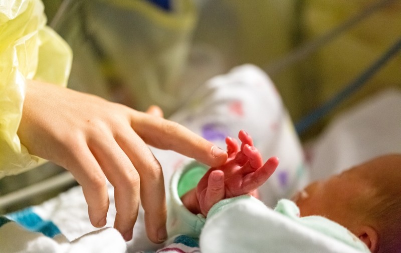 Moartea subită a unui bebeluș într-un centru maternal din Vaslui. DGASPC spune că sugarul nu era bolnav, la necropsie, legiștii au constatat că avea pneumonie