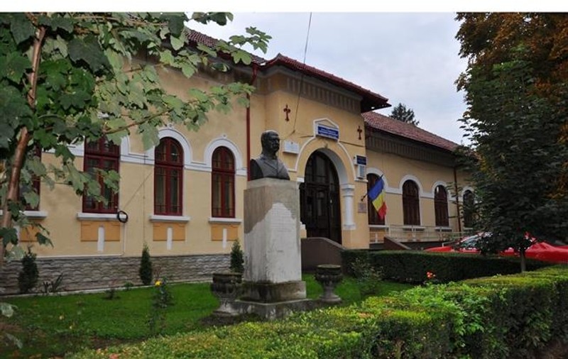 Profesor acuzat că a vrut să-i taie degetul unui elev de 8 ani, la Târgu Jiu. Ce explicație a oferit dascălul