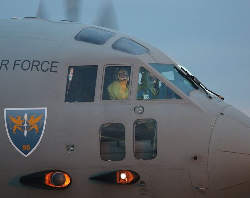 Cum arată avionul militar amenajat pentru a-i aduce în țară pe românii de pe Diamond Princess