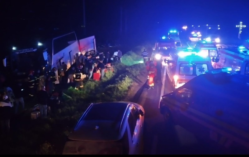 Opt victime, după ce un autocar a ieșit de pe șosea, la Pufești. A fost activat planul roșu de intervenție
