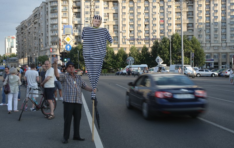 UPDATE| Două sute de persoane au protestat în fața sediului PSD, în pofida ploii