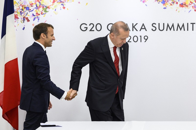 Emmanuel Macron și Recep Tayyip Erdogan, pe vremea când încă își dădeau mâna | Foto: Hepta