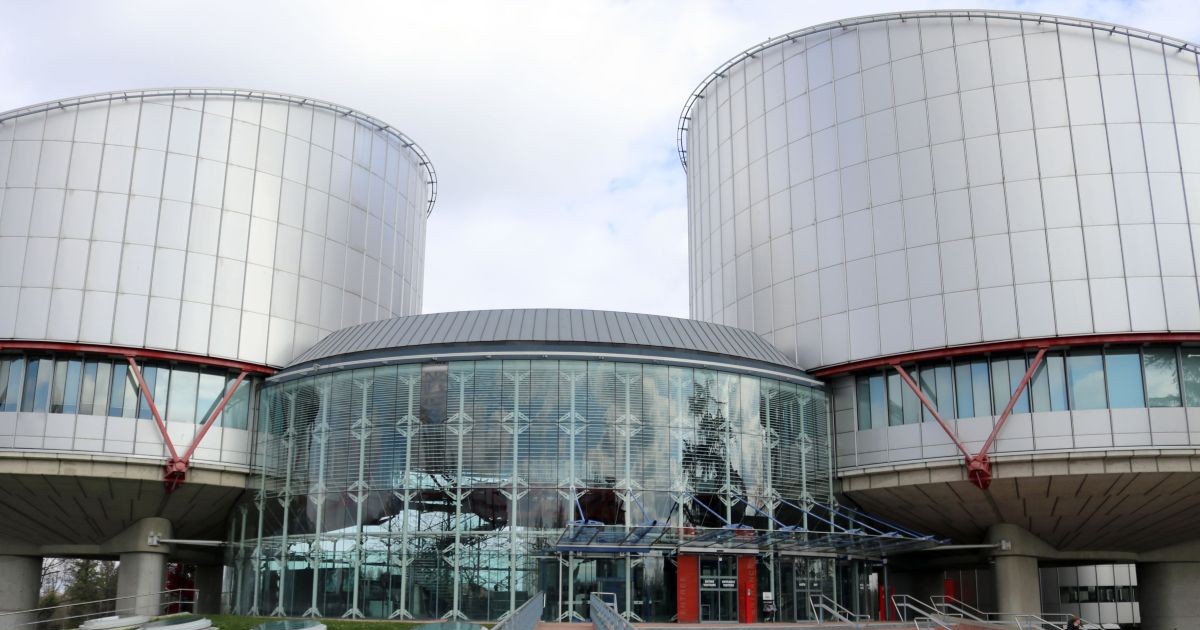 Clădirea Curții Europene a Drepturilor Omului (CEDO) de la Strasbourg. Clădirea este impunătoare și îngrijită