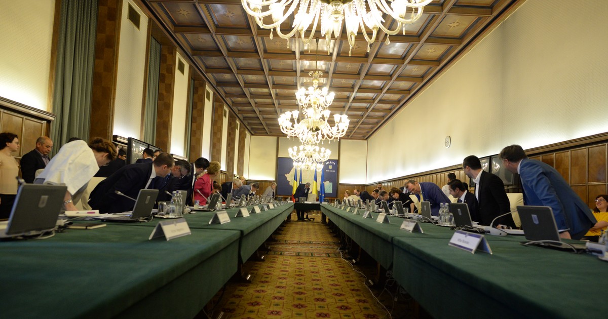 Guvernul ar putea decreta trei zile de doliu național