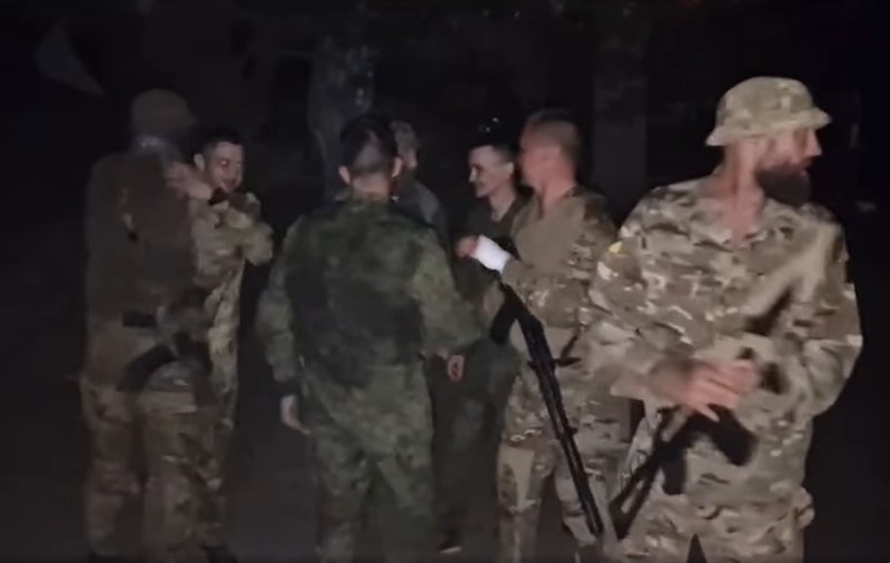 Forțele speciale ucrainene au extras doi soldați care operau încă de la începutul invaziei în spatele liniilor inamice | VIDEO