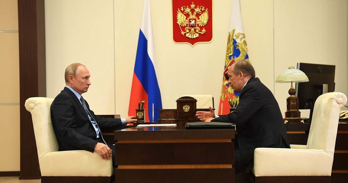 Vladimir Putin (stânga), surprins în timpul primirii raportului din partea șefului FSB, Aleksandr Bortnikov Foto: Profimedia