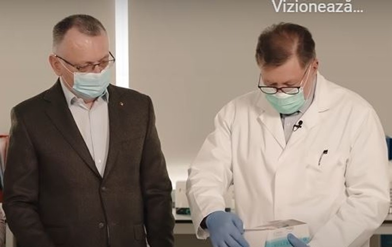 Cum se folosesc testele de salivă care vor fi introduse în școli. Demonstrația făcută de Rafila și Cîmpeanu