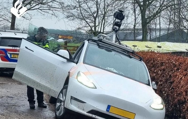 Șoferul unei mașini Google Street View a ajuns în șanț cu bolidul Tesla Model Y. Era atât de beat încât n-a putut sufla în fiolă | VIDEO