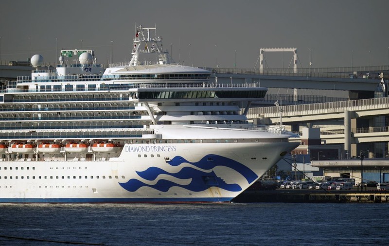 Angajații de pe nava Diamond Princess, unde un român s-a infectat cu coronavirus, își riscă viața pentru a avea grijă de pasageri. Condițiile în care sunt nevoiți să lucreze