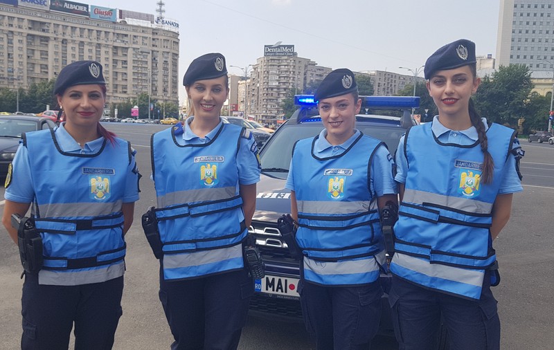 Jandarmeriţele care luptă cu vorba, nu cu scutul, în prima linie la proteste şi manifestări publice