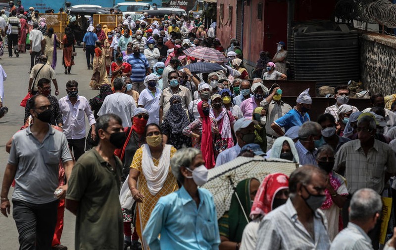 Coadă la vaccinare în India FOTO: EPA-EFE/DIVYAKANT SOLANKI