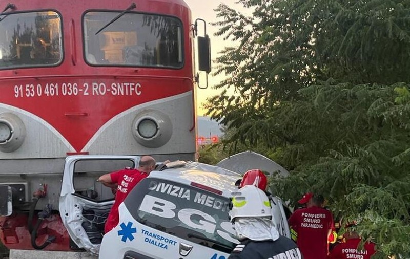 Ambulanţă privată lovită de tren, la Tetila. Şoferul a murit
