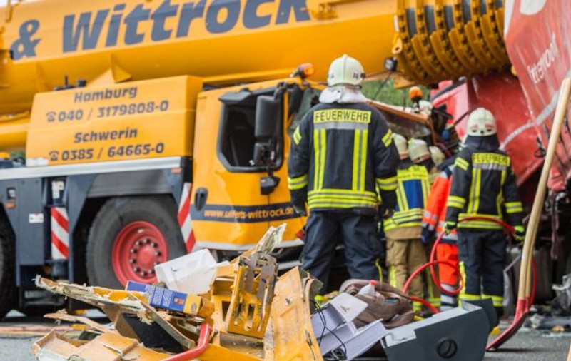 Șofer român de TIR lovit în plin de o macara de 60 de tone căreia nu i-a dat prioritate, într-o intersecție din Germania