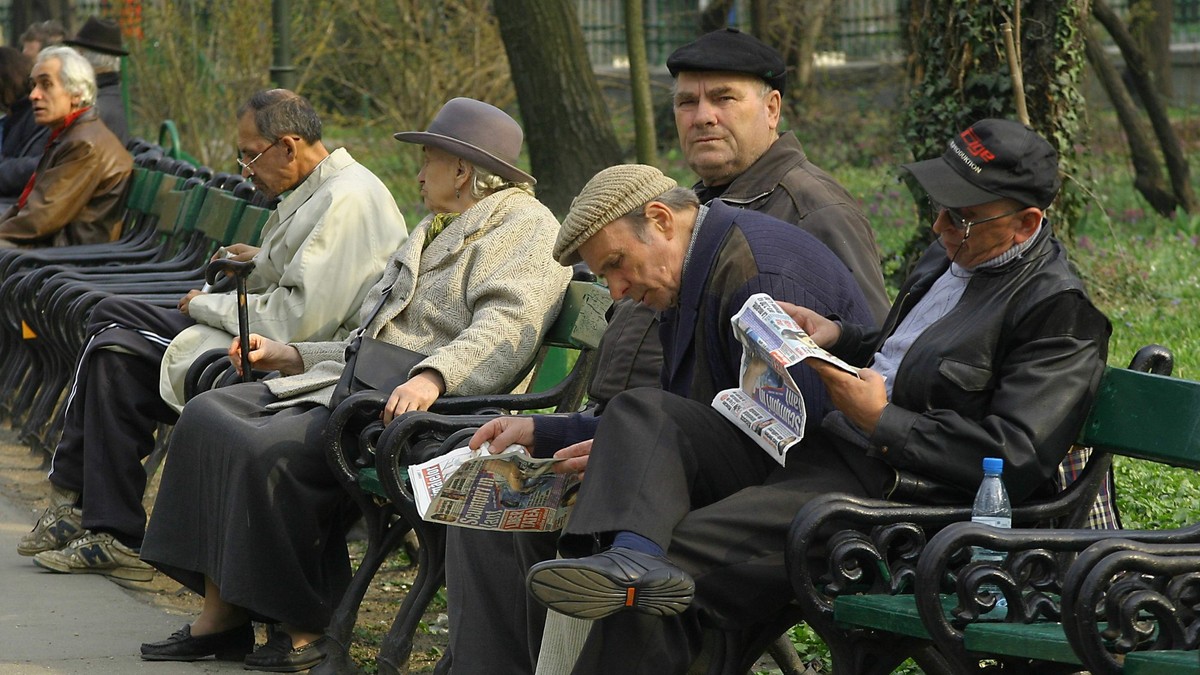 Pensionari pe bancă. Fotografie cu caracter ilustrativ