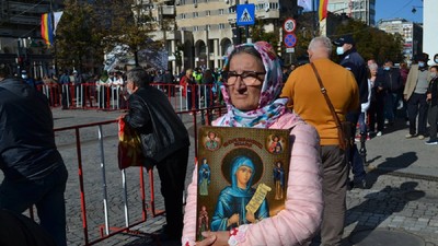 Bătrână care ţine în braţe icoana Sf. Parascheva