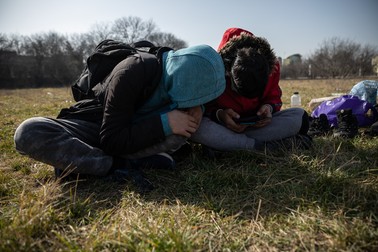 „Ai putea să-ți imaginezi niște puști de 15 ani din România singuri la mii de kilometri de casă?”, ne întreabă unul dintre migranți&nbsp;