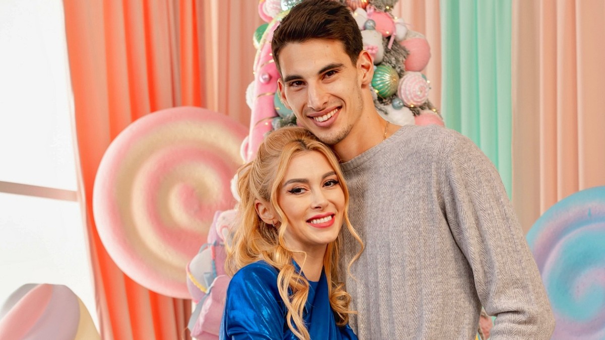 Andreea Bălan și Victor Cornea la ședința foto de Crăciun