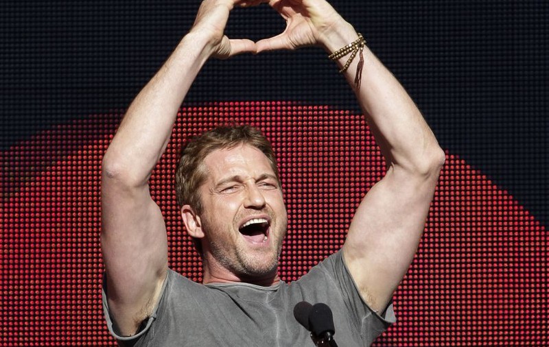 MĂDĂLINA GHENEA e ISTORIE! Uite cu cine SE GIUGIULEŞTE prin TUFIŞURI GERARD BUTLER!