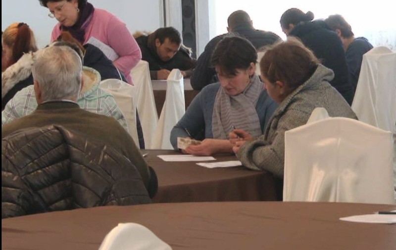 FOTO| Mirajul unui trai decent: Îmbulzeala de la ușa unui hotel din România pentru un loc la cules de căpșuni în Spania