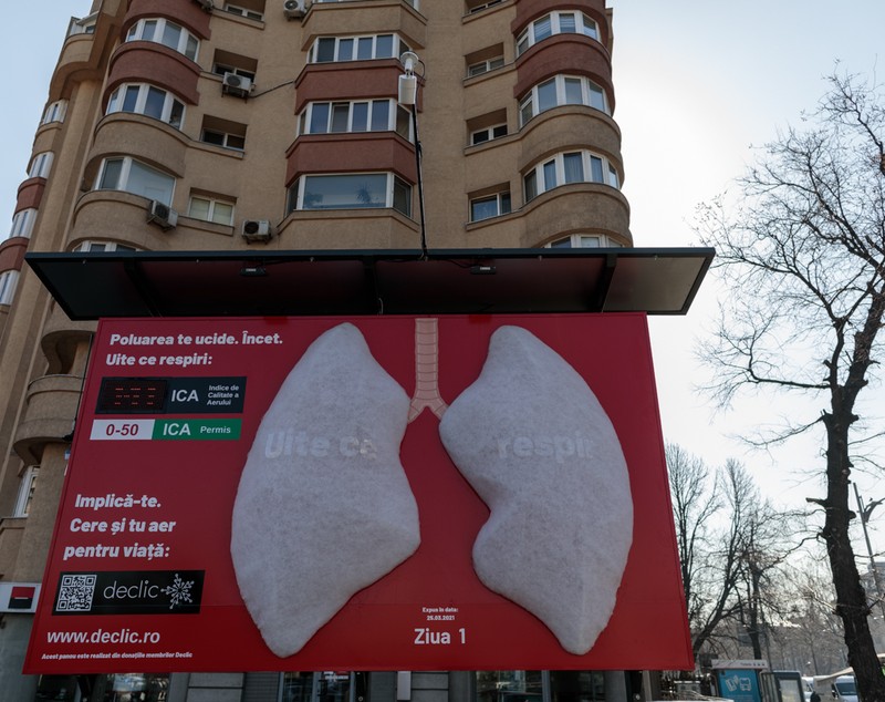 „Aerul ăsta nu e de nasul meu”. Manifest cu „plămâni” care se înnegresc de la aerul poluat din București