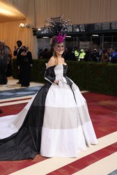 epa09923437 Sarah Jessica Parker on the red carpet for the 2022 Met Gala, the annual benefit for the Metropolitan Museum of Art's Costume Institute, in New York, New York, USA, 02 May 2022. The event coincides with the Met Costume Institute's 'In America: An Anthology of Fashion' which opens 05 May 2022 concludes 05 September 2022. EPA-EFE/JUSTIN LANE