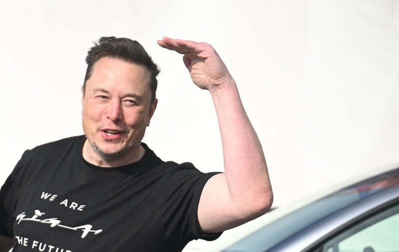 Elon Musk ar fi interesat să cumpere Liverpool, susține tatăl miliardarului. „El își dorește, la fel și eu”