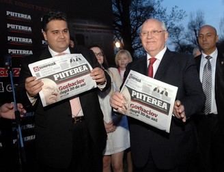 Adrian Thiess și Mihail Gorbaciov, la lansarea primului număr al ziarului Puterea, în 2010 | Foto: Agerpres