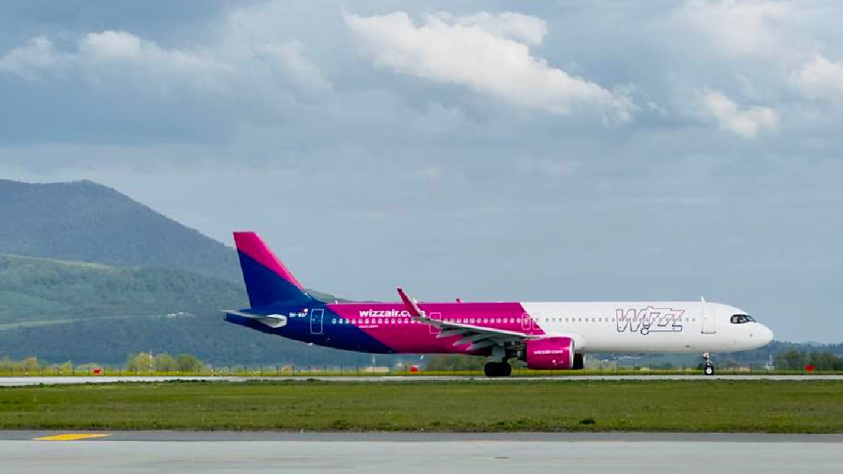 Alinierea pe pistă a unui avion Wizz Air la aeroportul Internațional Brașov