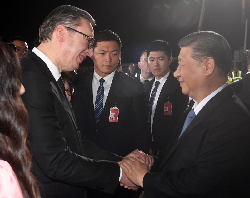 Preşedintele chinez Xi Jinping, întâmpinat cu o horă sârbească pe aeroportul din Belgrad. VIDEO