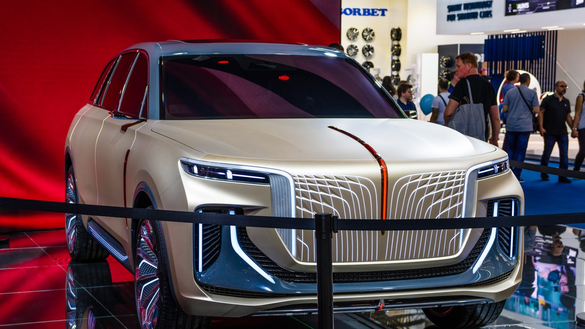 Mașină SUV Hongqi la un salon auto
