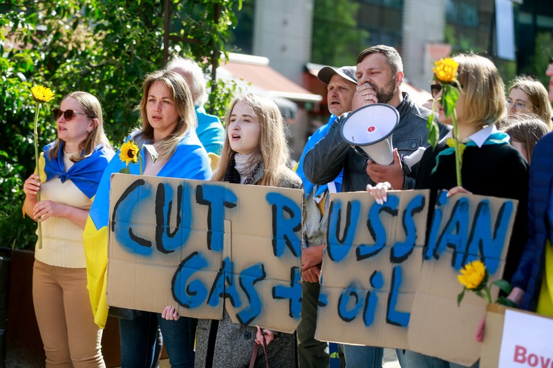 Un grup de tineri ucraineni protestează în fața Consiliului European pentru a cere boicotarea petrolului rusesc, înaintea summit-ului european extraordinar asupra Ucrainei | Foto: EPA