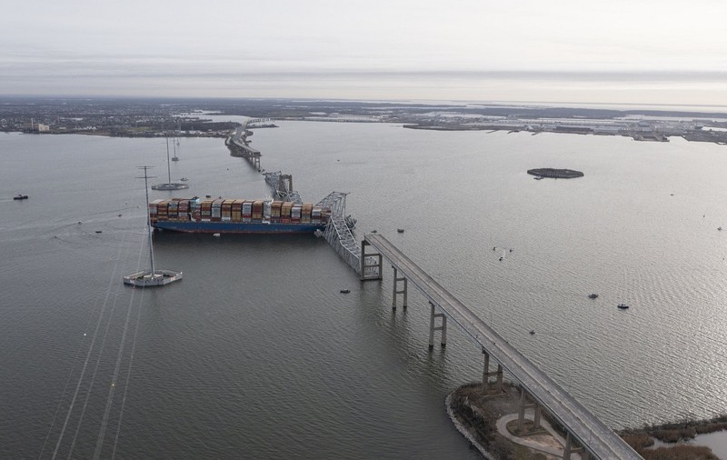 Șase muncitori care astupau gropi în asfalt pe podul prăbușit din Baltimore se presupune că sunt morți, după ce au căzut în apă